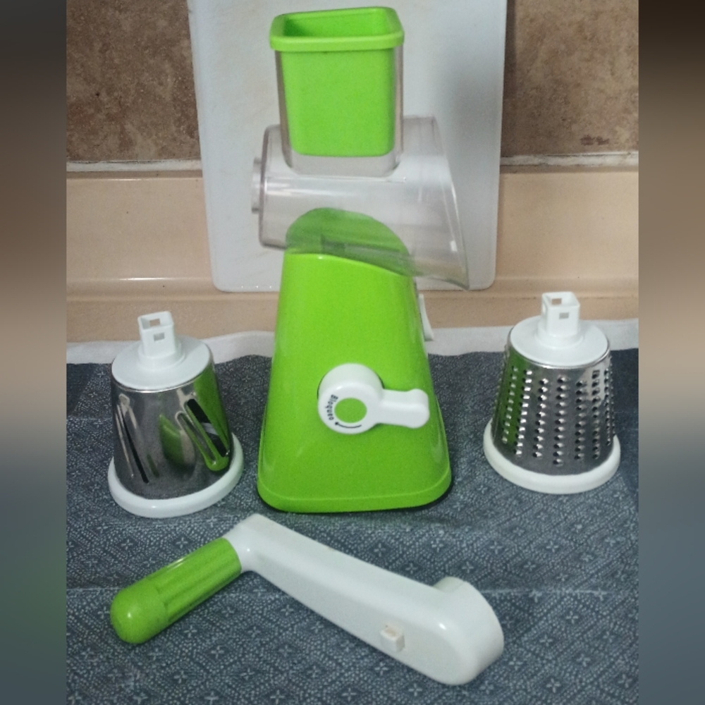 Betterware Manual Grater With 2 Cones Green White Pre-owned